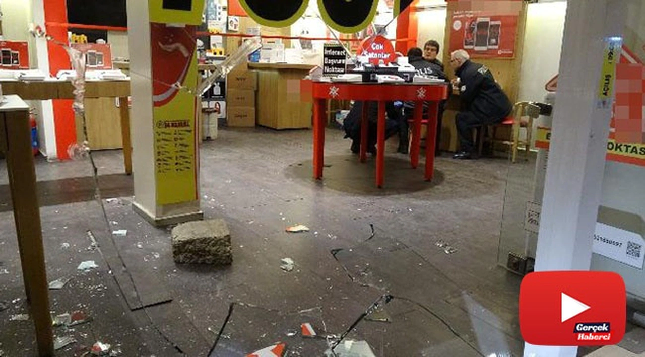 Taşla camı kırıp, 14 saniyede 100 bin TL değerinde 7 cep telefonu çaldı