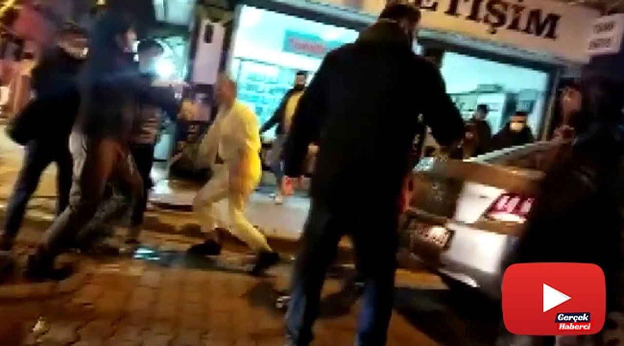 Yol verme kavgası: İETT otobüsünü yumruklayarak tehditler savurdu