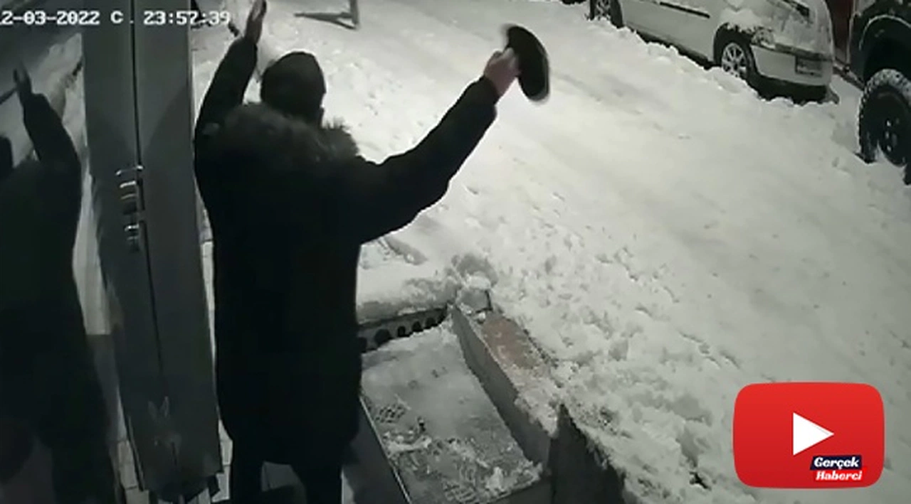 Kar maskeli hırsızlık şakası: Arkadaşının üzerine bıçakla koştu