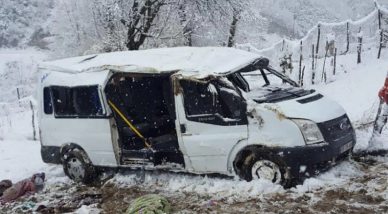 Samsun'da karlı yolda zincir takmadı! Kahreden kazada 1 öğrenci hayatını kaybetti, 7 kişi yaralandı