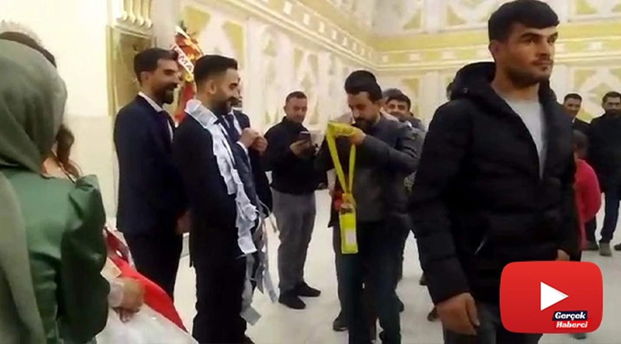 Siirt’te renkli düğün takı merasimi: Damada sıvı yağ ve çay takıldı