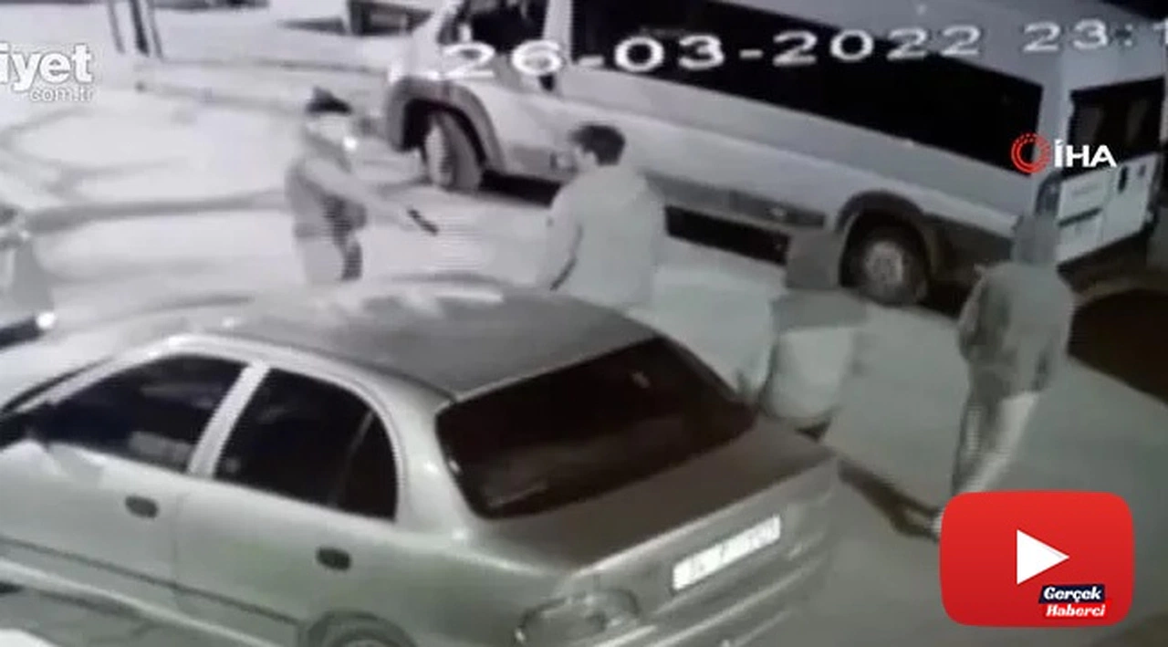 Sokakta tartışan gençlerin silahlı kavgası kamerada