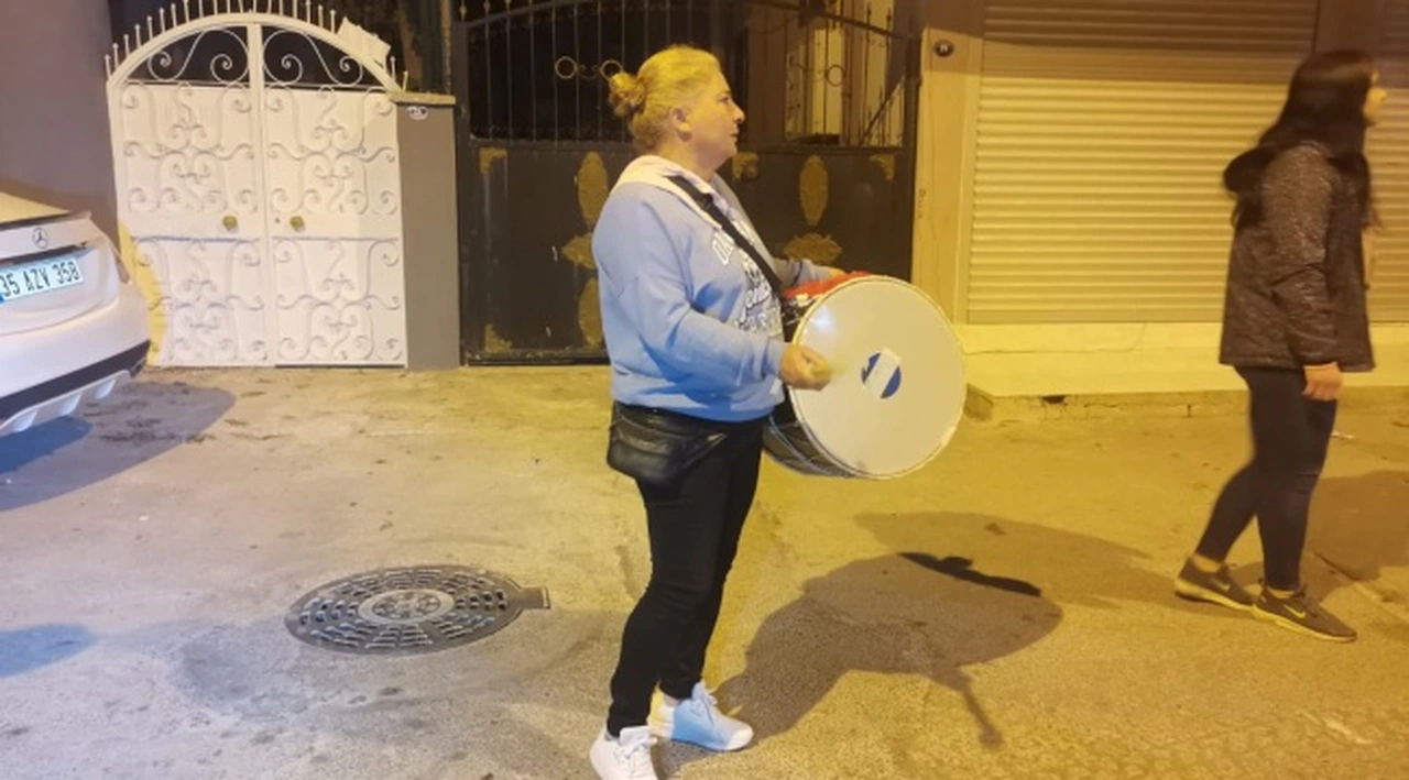 45 yaşındaki ‘Davulcu Abla’ 6 yıldır sahura kaldırıyor