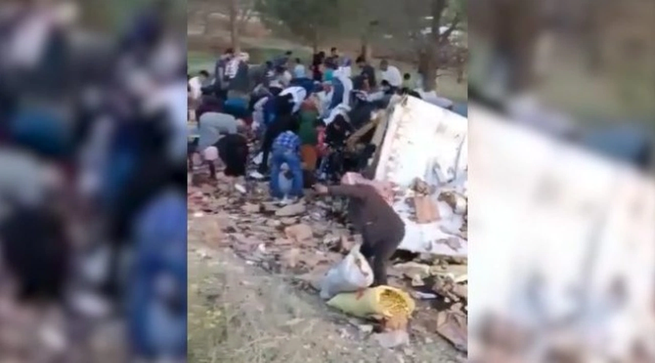 Bayram şekeri taşıyan tır devrildi: Yaralı sürücüye yardım etmek yerine yağmaladılar