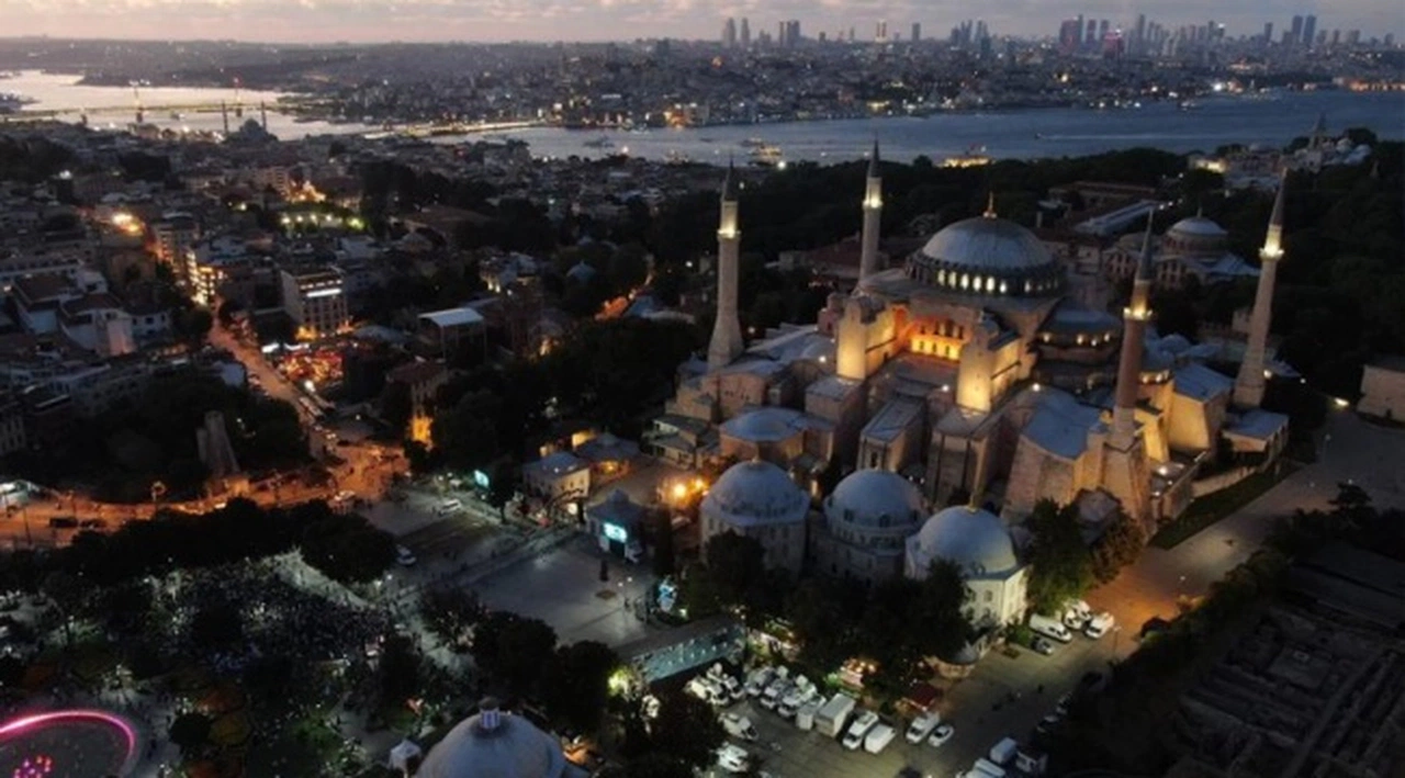 Ayasofya'ya rekor ziyaret: En yoğun gününü yaşadı