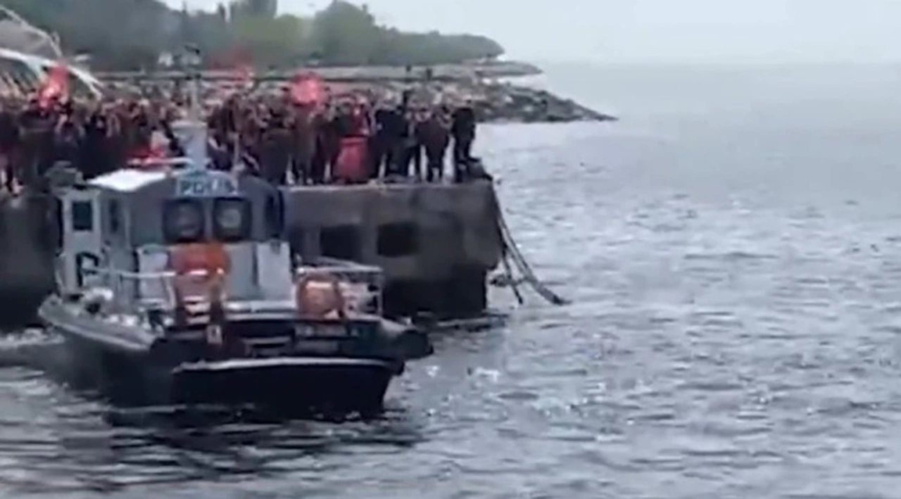Belediye başkanının da içinde olduğu tekne Maltepe'ye yanaştırılmadı; CHP ilçe başkanı denize atladı