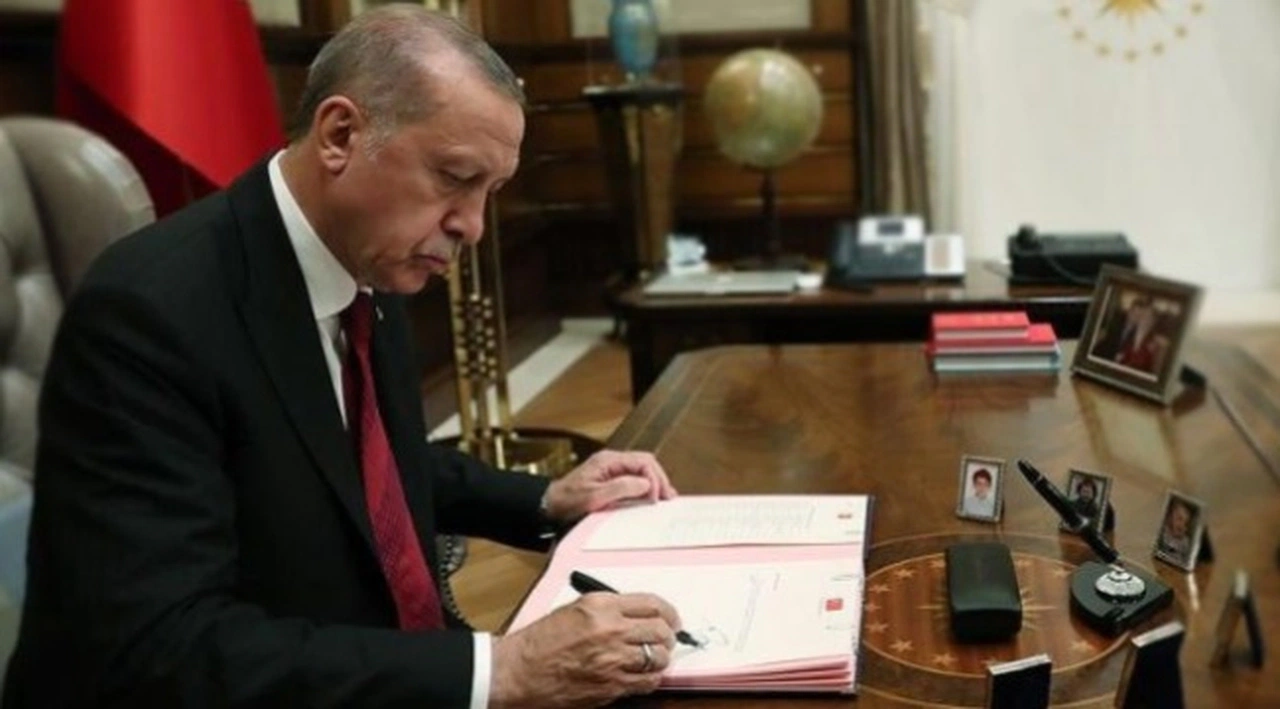 Erdoğan imzaladı: Üç bakanlıkta üst düzey görevden alma, iki bakanlığa atama