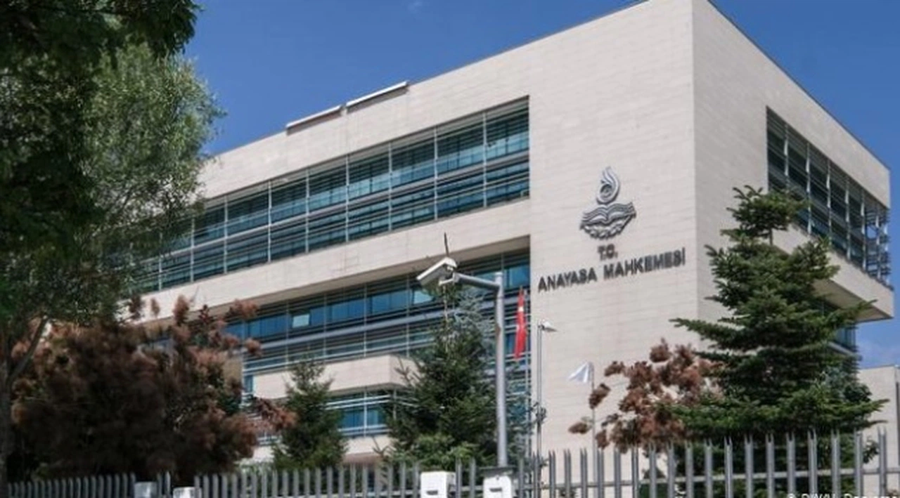 “Hırsız, katil, defol AKP” pankartı asılmıştı: AYM, ifade özgürlüğü dedi