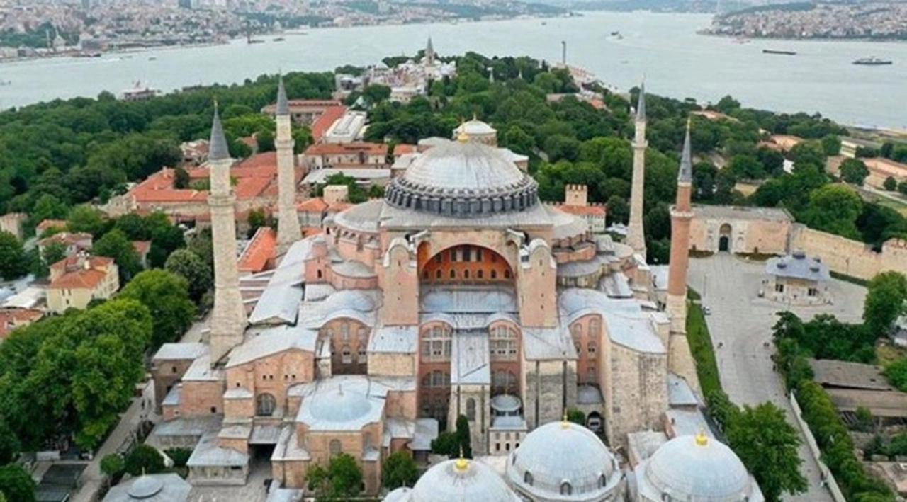 Kültür ve Turizm Bakanı Ersoy: Ayasofya Camii'nde çok ciddi bir tadilat gerçekleştirilecek