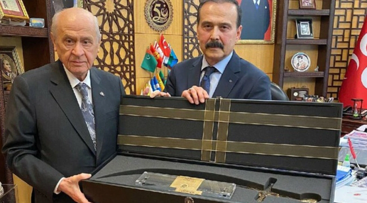 Suç örgütü liderliğinden hapis yatan Kürşat Yılmaz, Bahçeli ile görüştü: Kılıç hediye etti, 'bağlılığını' bildirdi