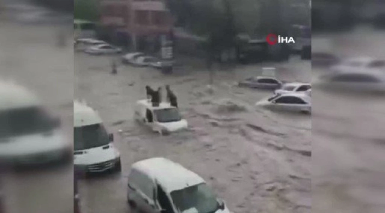 Ankara'yı sağanak vurdu: Araçlar suya gömüldü