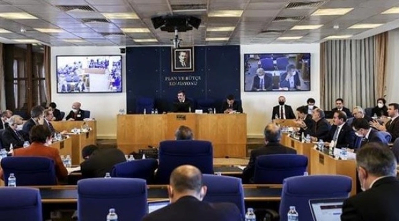 Ek gösterge, öğrenci affı ve emekli maaşına zam içeren torba kanun teklifi komisyonda kabul edildi