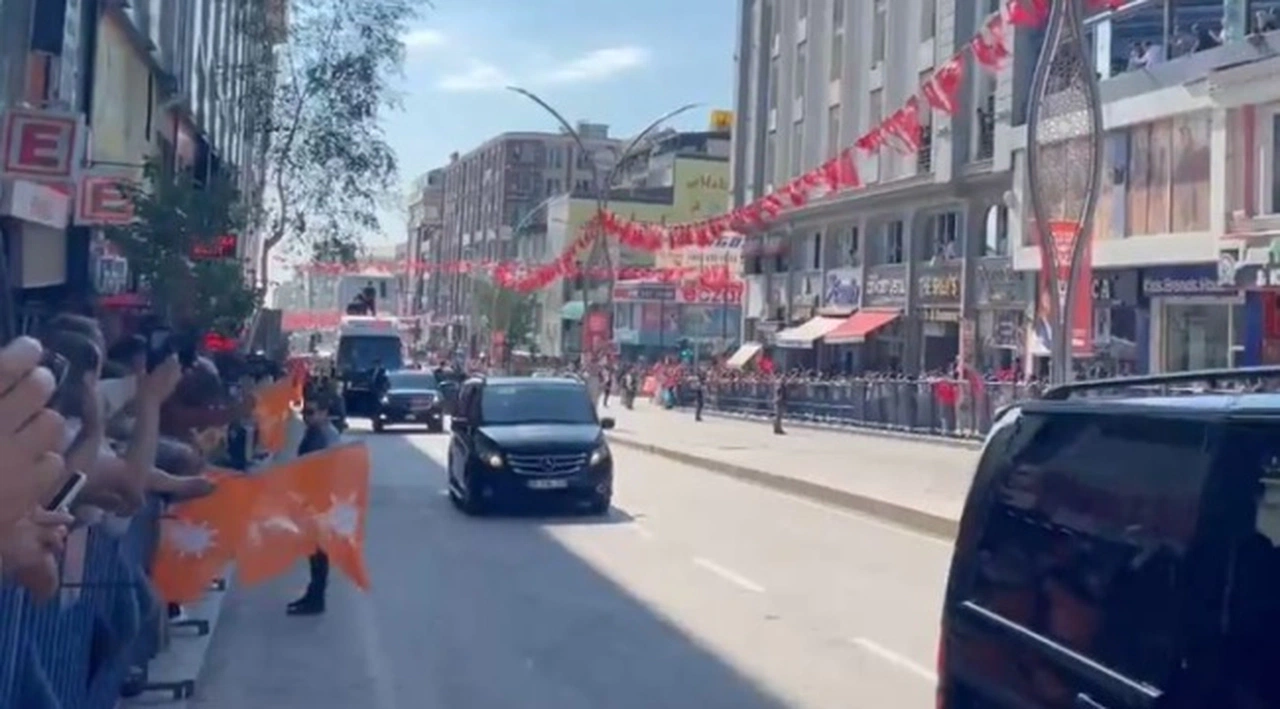 Erdoğan'ın geçişi sırasında yol kapatıldı, karşıdan karşıya geçiş yasaklandı; vatandaşlar durumu protesto etti