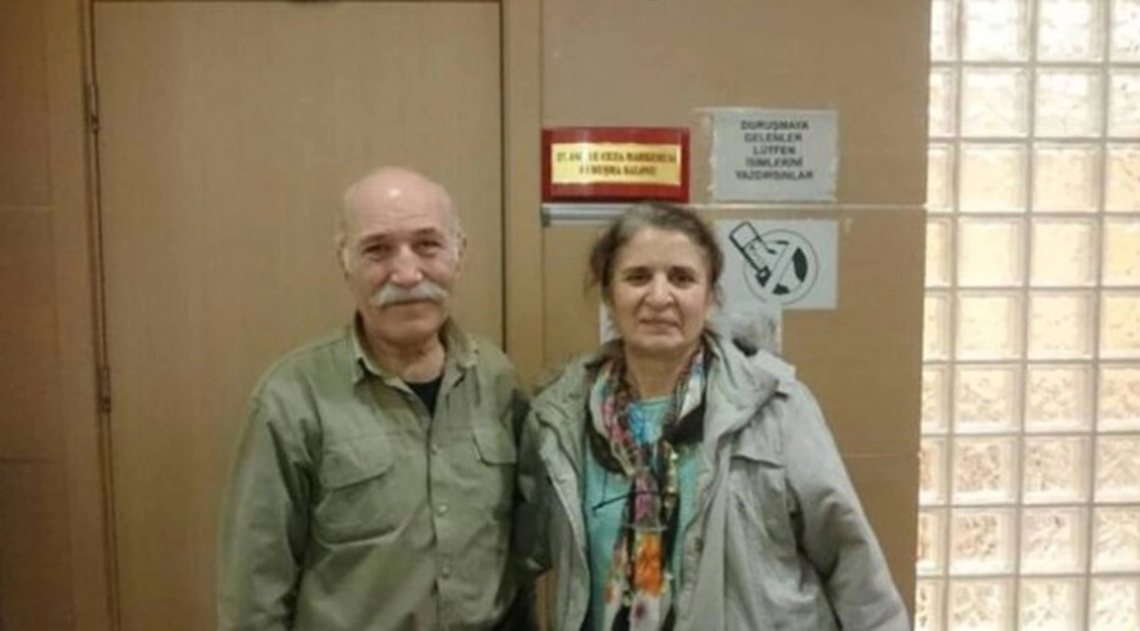 Parti lideri eşinin yazılarını paylaştı, “Cumhurbaşkanına hakaret”ten hapis cezası aldı!