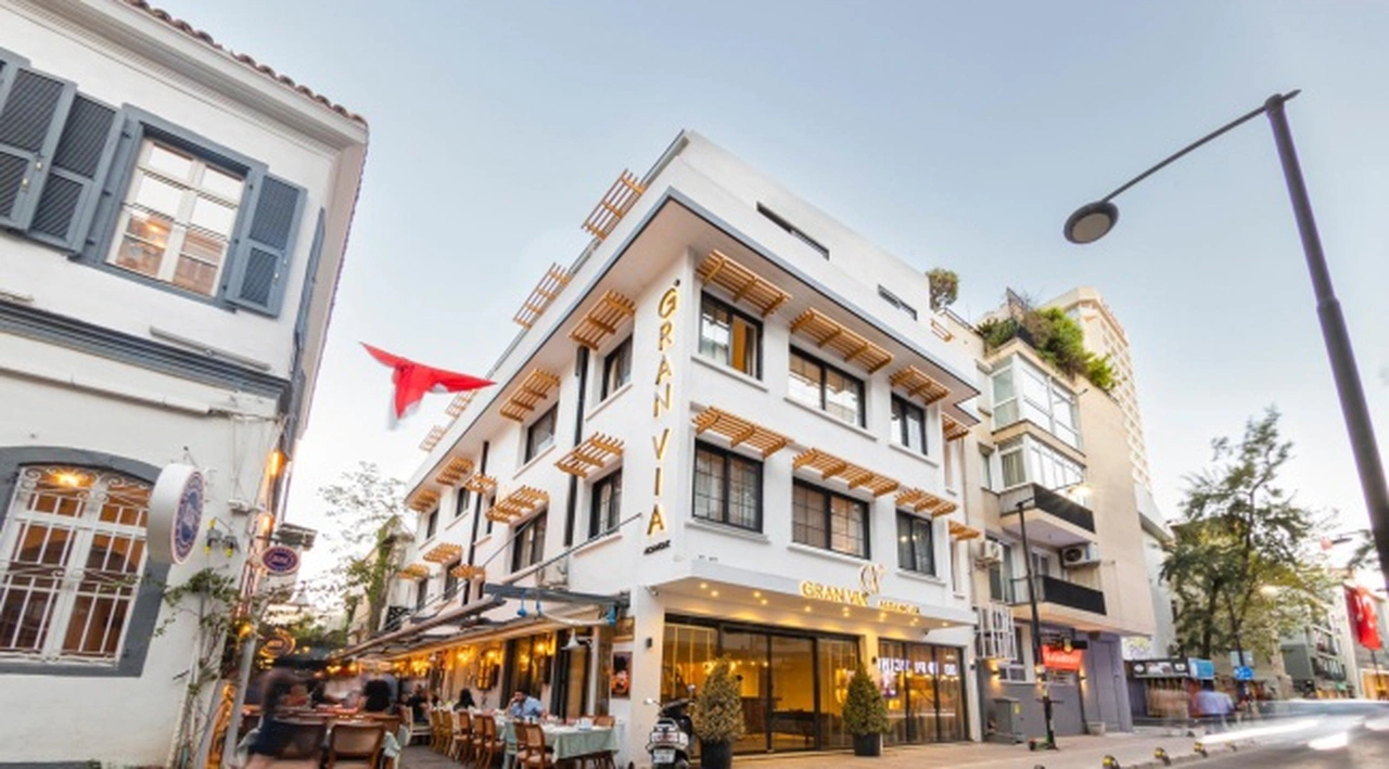 Şehir merkezinin butik yıldızı Gran Via Hotel Alsancak Açıldı