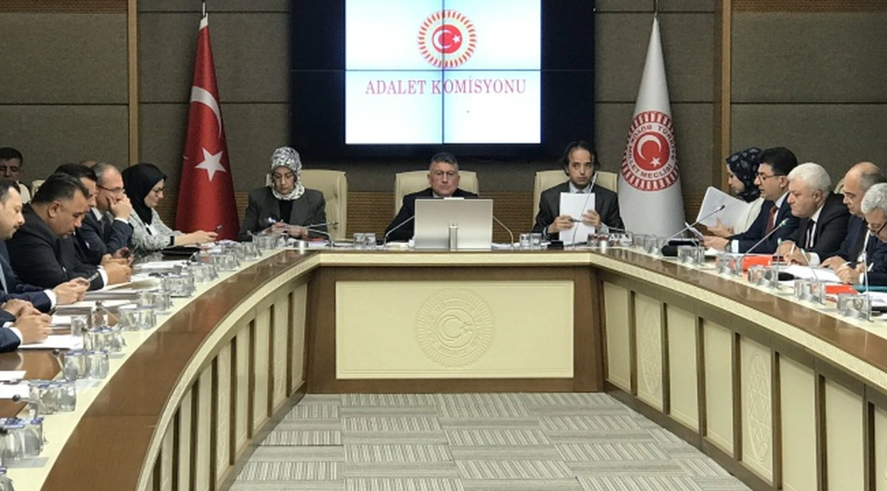 Sosyal medyaya yönelik yasa teklifinin ilk 15 maddesi, TBMM Adalet Komisyonu’nda kabul edildi