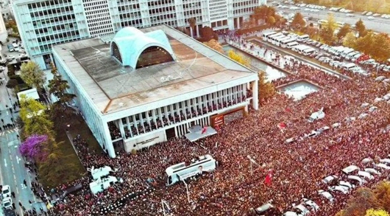 15 Temmuz videosundan İmamoğlu çıktı: “Hatasını fark eden” İstanbul Valisi Ali Yerlikaya paylaşımı sildi