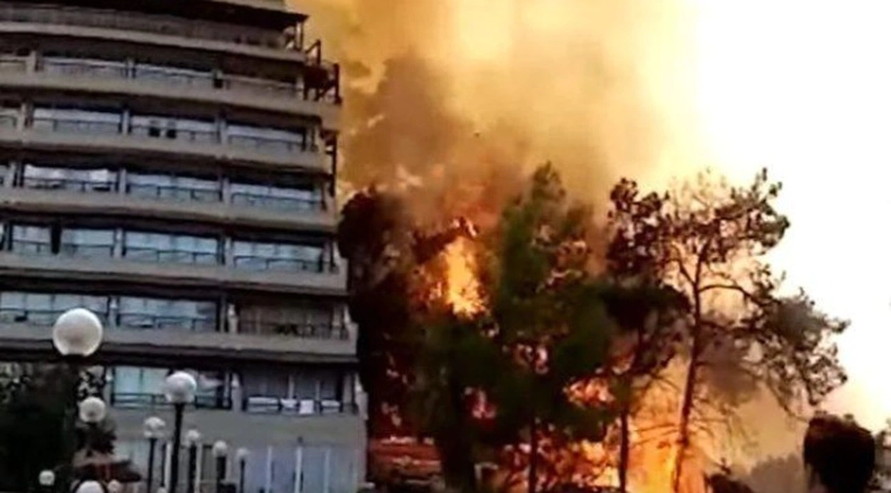 Bir korkutan haber daha! Marmaris'te yerleşim yerleri tehdit altında: Alevler otele sıçradı..