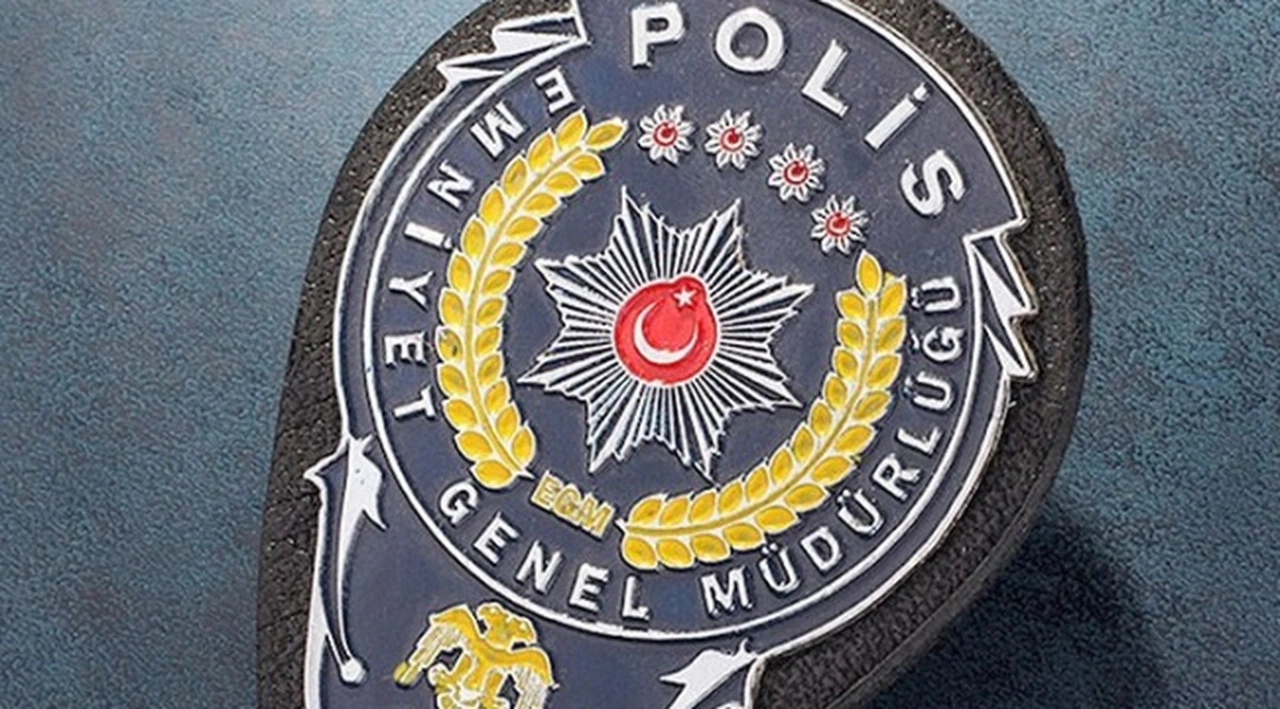 Emniyet'te çalışan sivil memurlardan 12 Eylül'de çıkarılan yönetmeliğe karşı 'sivil itaatsizlik' eylemi