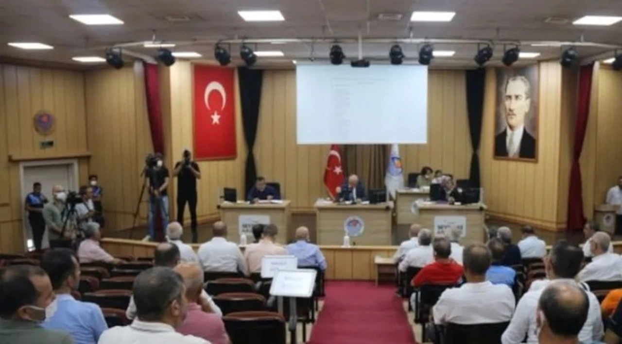 HDP'li üyeleri gözaltına alınan Akdeniz Belediye Meclisi, 16 AK Partilinin oyuyla borçlanma ve satış kararı verdi