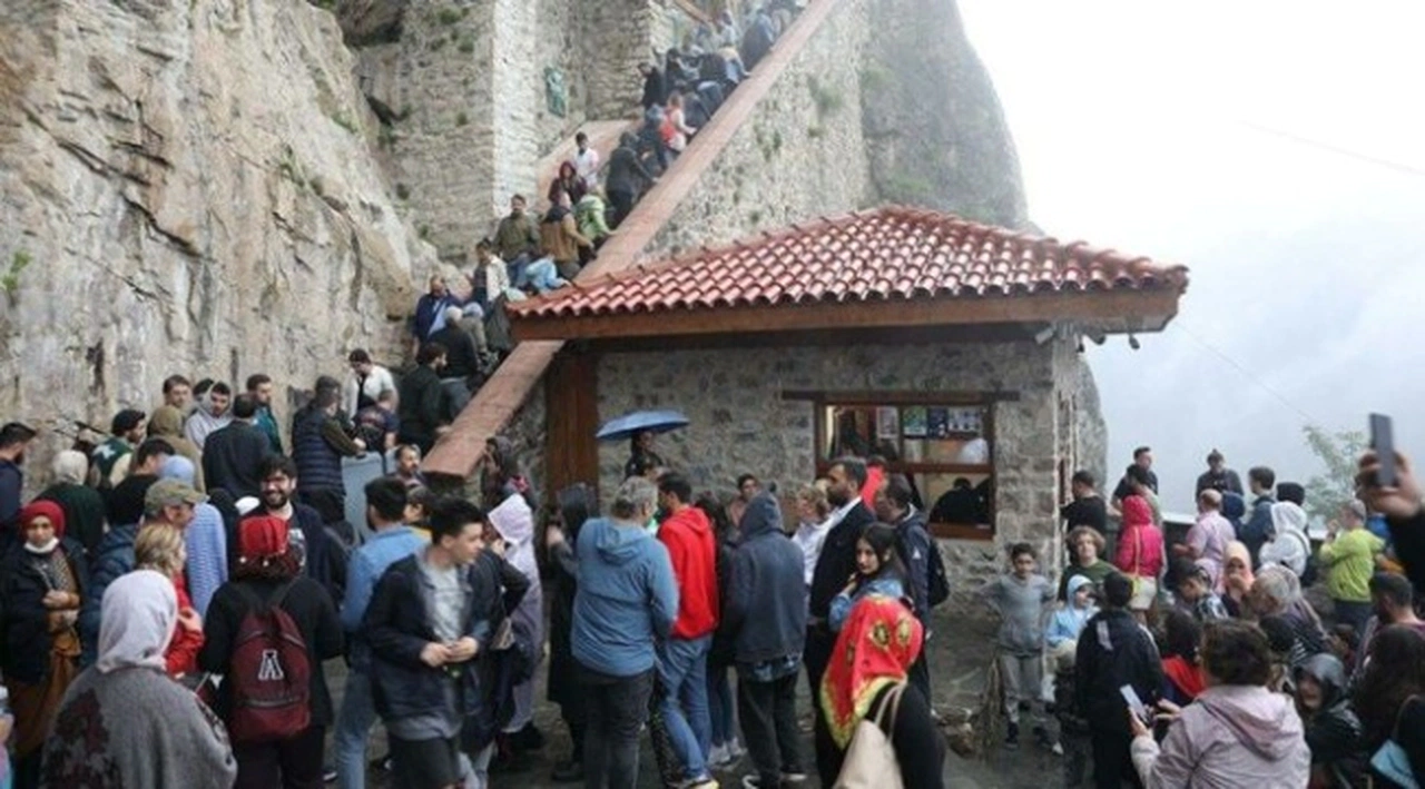 Sümela’ya ziyaretçi akını: ‘Kaos var, önlem alınmamış’
