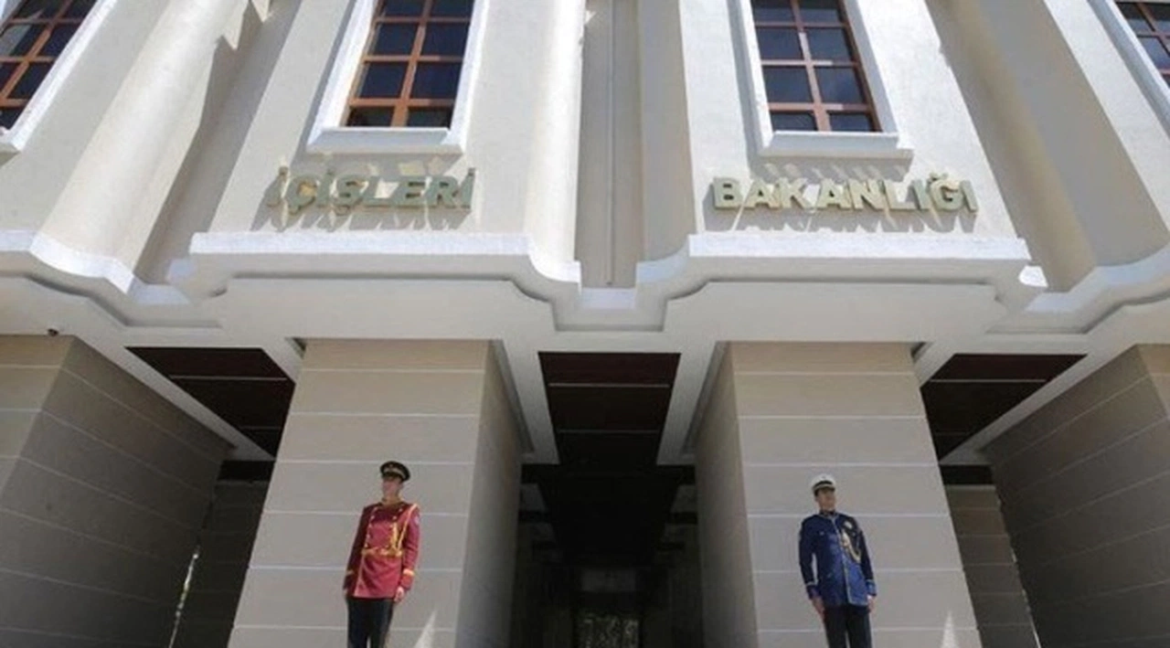 İçişleri'nden yönetmelik değişikliği: Bayanlar saç modelleri ve renklerinde abartıya kaçamaz