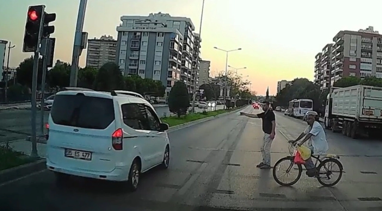 İki yaya, kırmızı ışıkta geçen aracın altında kalmaktan son anda böyle kurtuldu