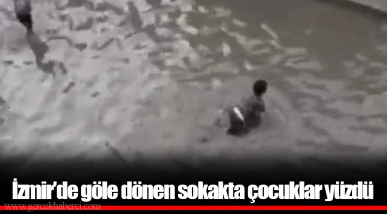 İzmir’de göle dönen sokakta çocuklar yüzdü