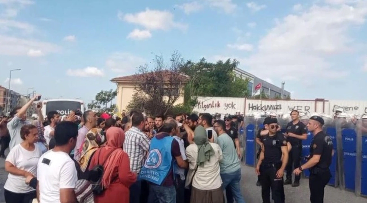 Tuzla'da işten çıkarılan 350 işçiden fabrika önünde eylem; polis müdahale etti, 2 işçi fenalaştı!