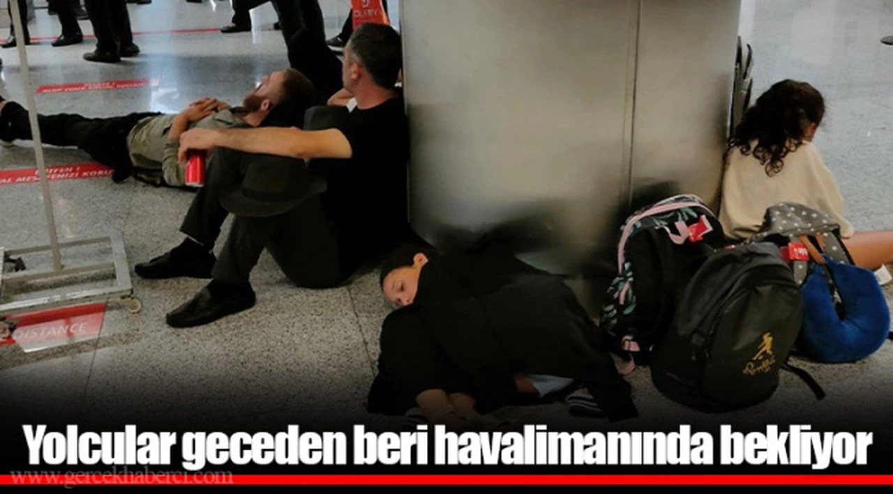 Yolcular geceden beri havalimanında bekliyor