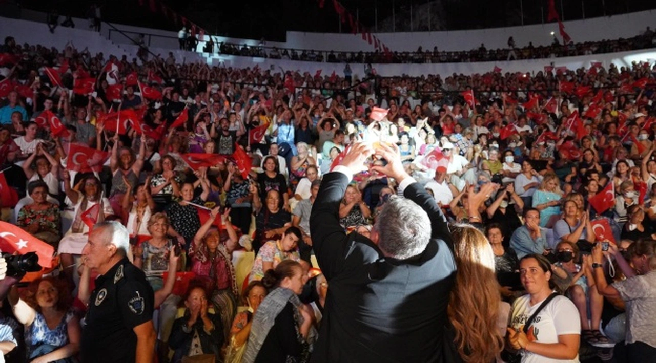 Ajda Pekkan ve Sıla on binlerce Çeşmeli’ye konser verdi