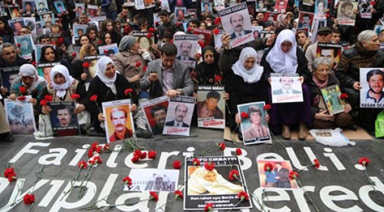 Cumartesi Anneleri'ne polis müdahalesi: SOL Parti PM Üyesi Alper Taş ve 2 SOL Parti yöneticisine gözaltı!