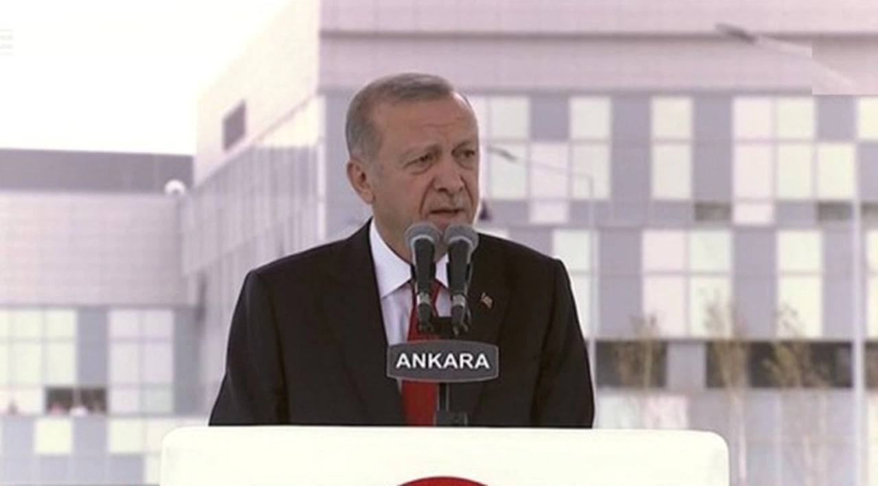 Erdoğan: Süfli heveslerle başka ülkelerin kapısına varanlara acıyarak bakıyoruz