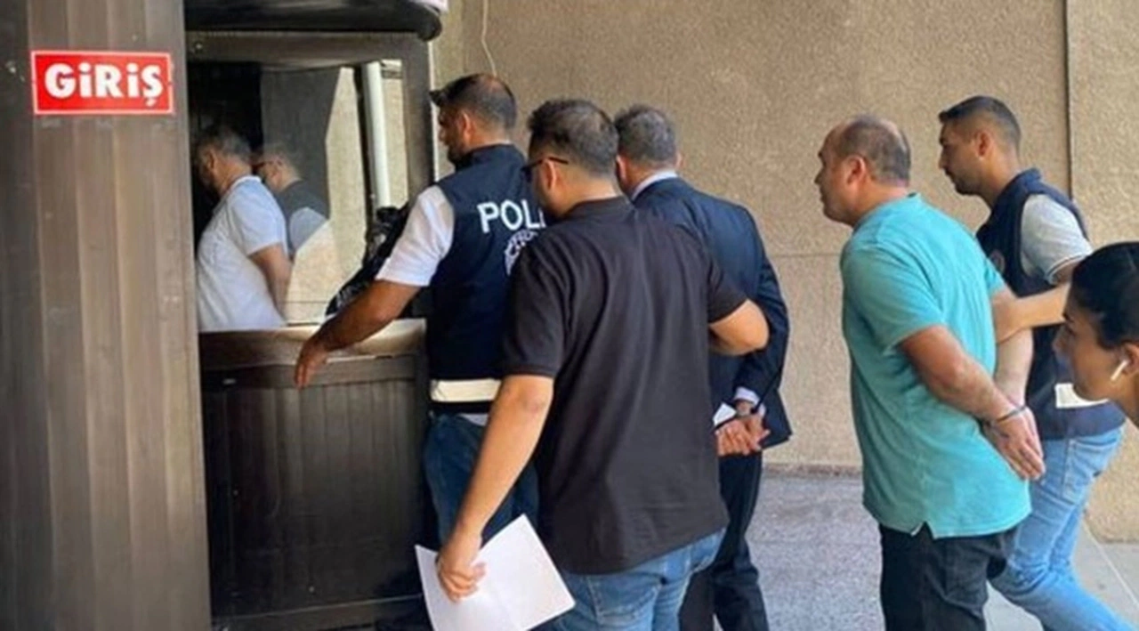 Gasp Büro Amiri, Ünsal Ban'ın adliyeye getirilişini fotoğraflayan gazetecilerin odasını bastı!