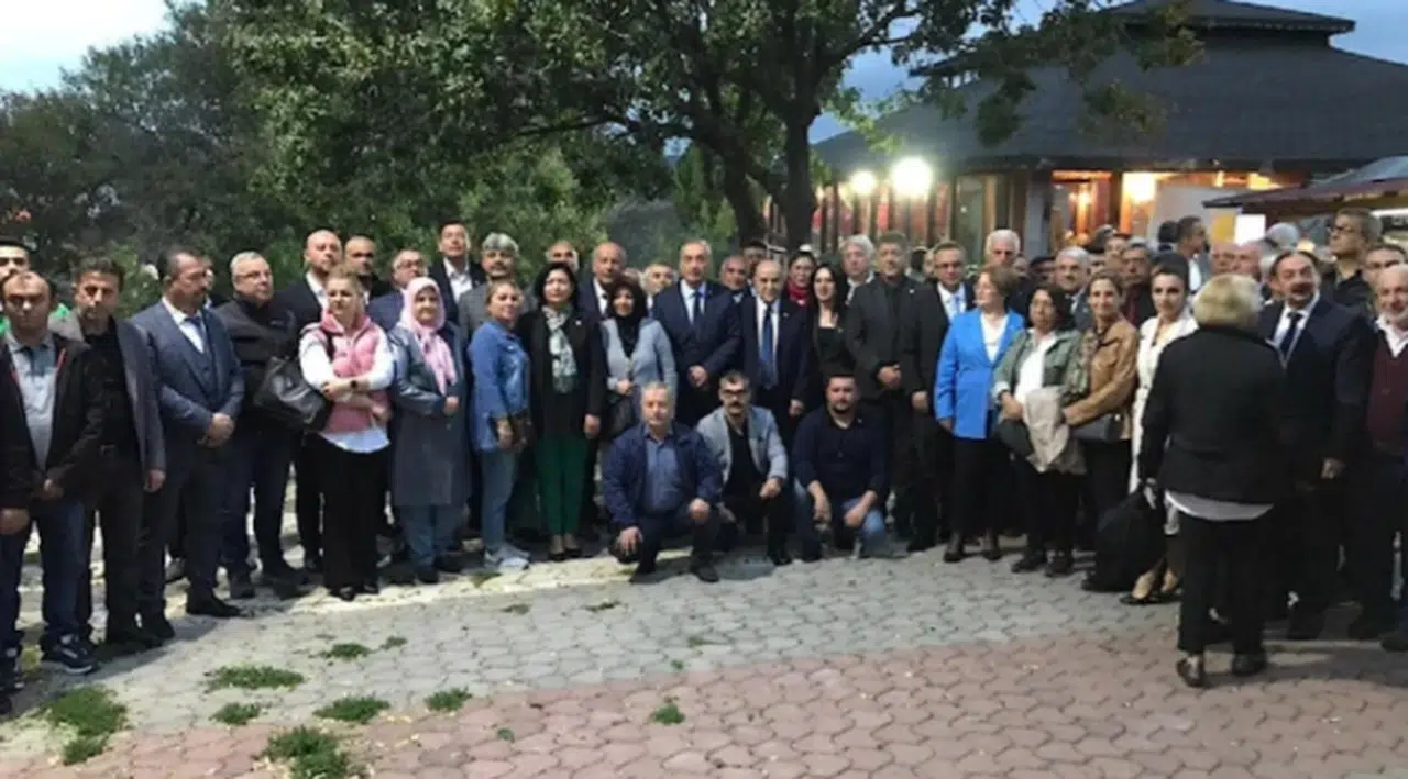 Eski bakan ve 250 kişi İYİ Parti’ye geçti