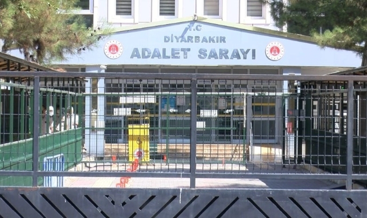 Arabalardaki haciz şerhlerini rüşvetle kaldıran icra memuru tutuklandı