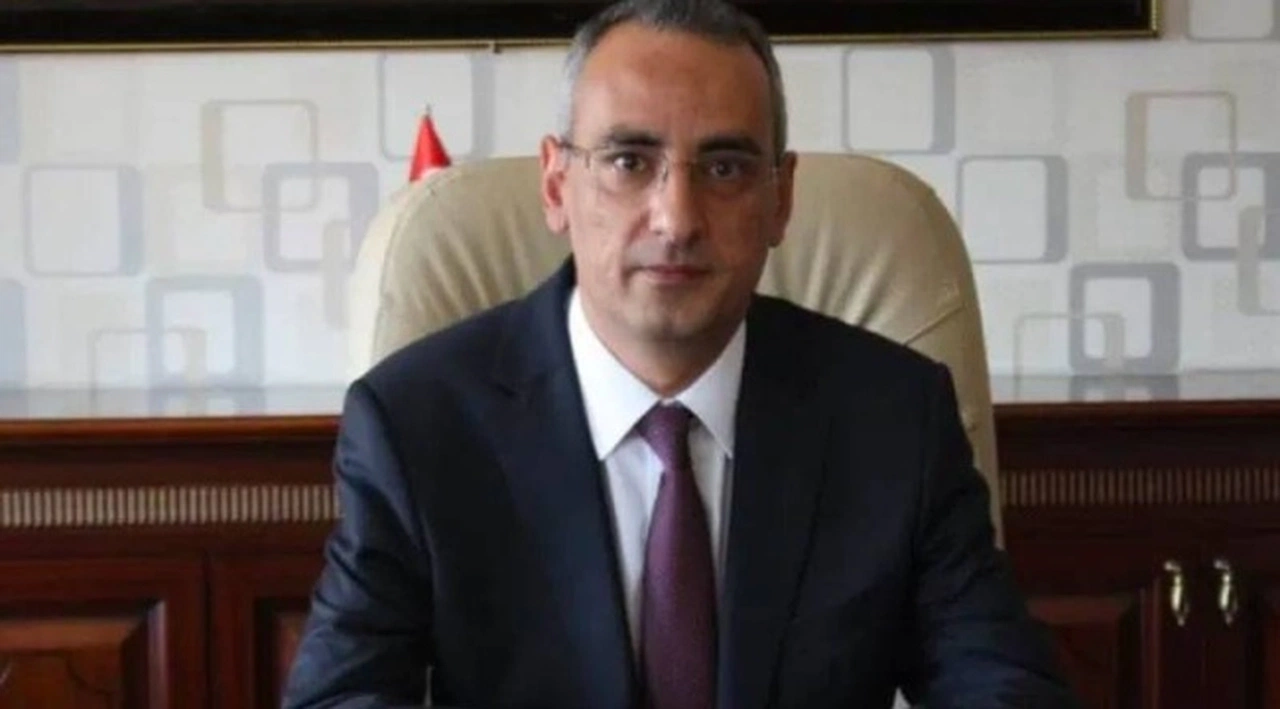 Armutlu Kaymakamı Alparslan Kılıç, evinde silahla yaralanmış halde bulundu