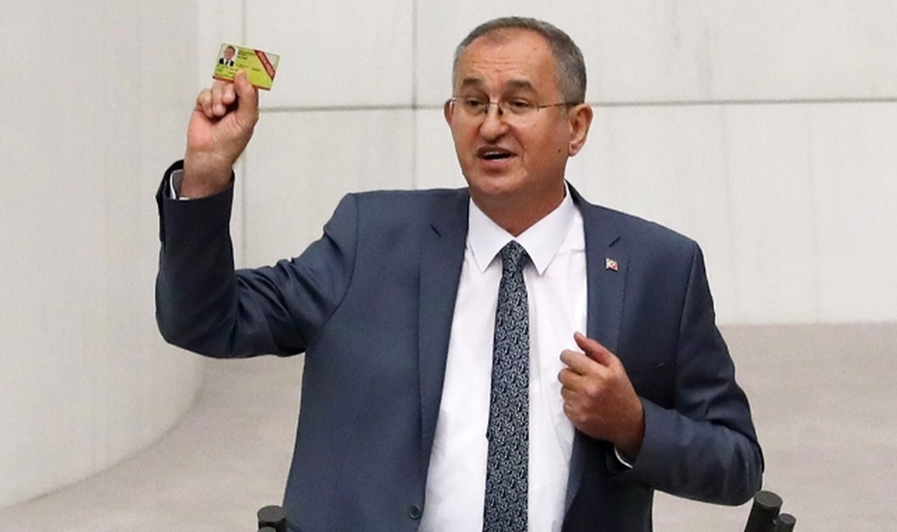 Atila Sertel'den basın kartı tepkisi: 'Gazeteciler alamıyor İletişim Başkanlığı çalışanlarına dağıtıyor'