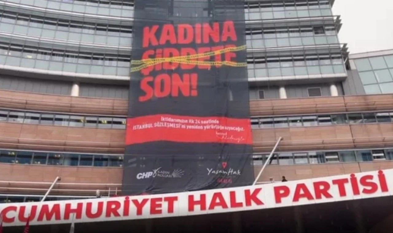 CHP Genel Merkezi'ne 'Kadına şiddete son' pankartı asıldı