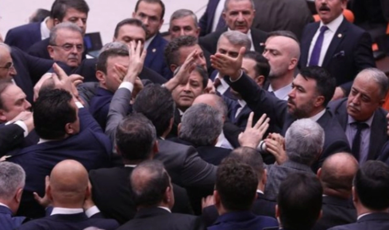 AK Partili Kurtulmuş konuştu, muhalefet vekilleri tepki gösterdi: Oturuma ara verildi