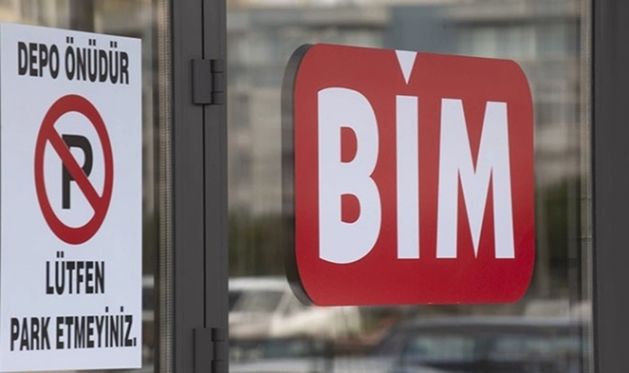 BİM'e saldırı: Bazı camlar kırıldı, bazılarının üstüne de 'Devlet baba' yazıldı