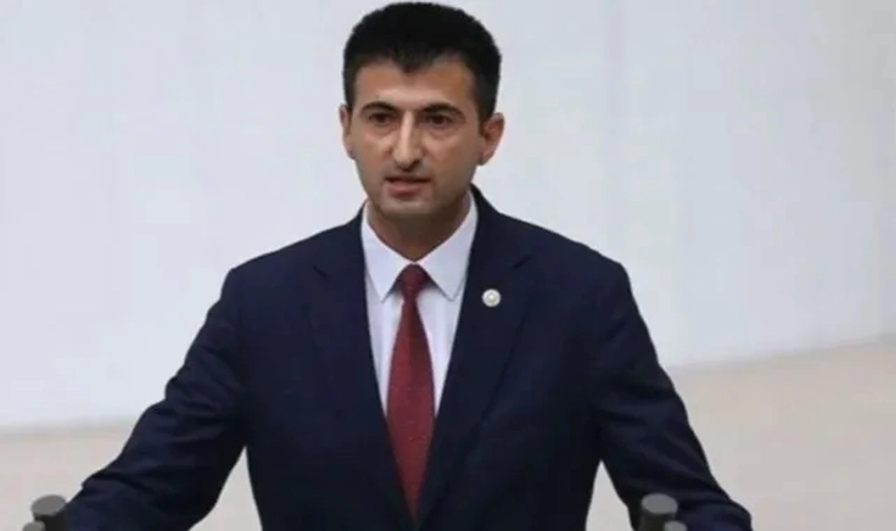 'Çiçeği burnunda' AK Partili Çelebi'ye Meclis'te sert tepkiler: 'Seni görünce aklımıza topaç geliyor'