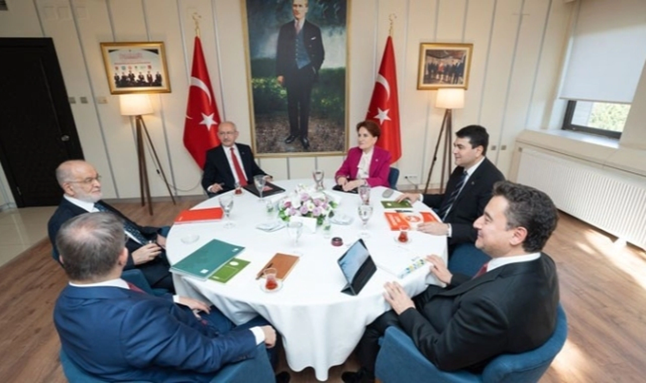 Davutoğlu, altılı masada uzlaşı turuna çıkacak: "Mülteciler” ve “İstanbul Sözleşmesi”nde anlaşma sağlanamadı