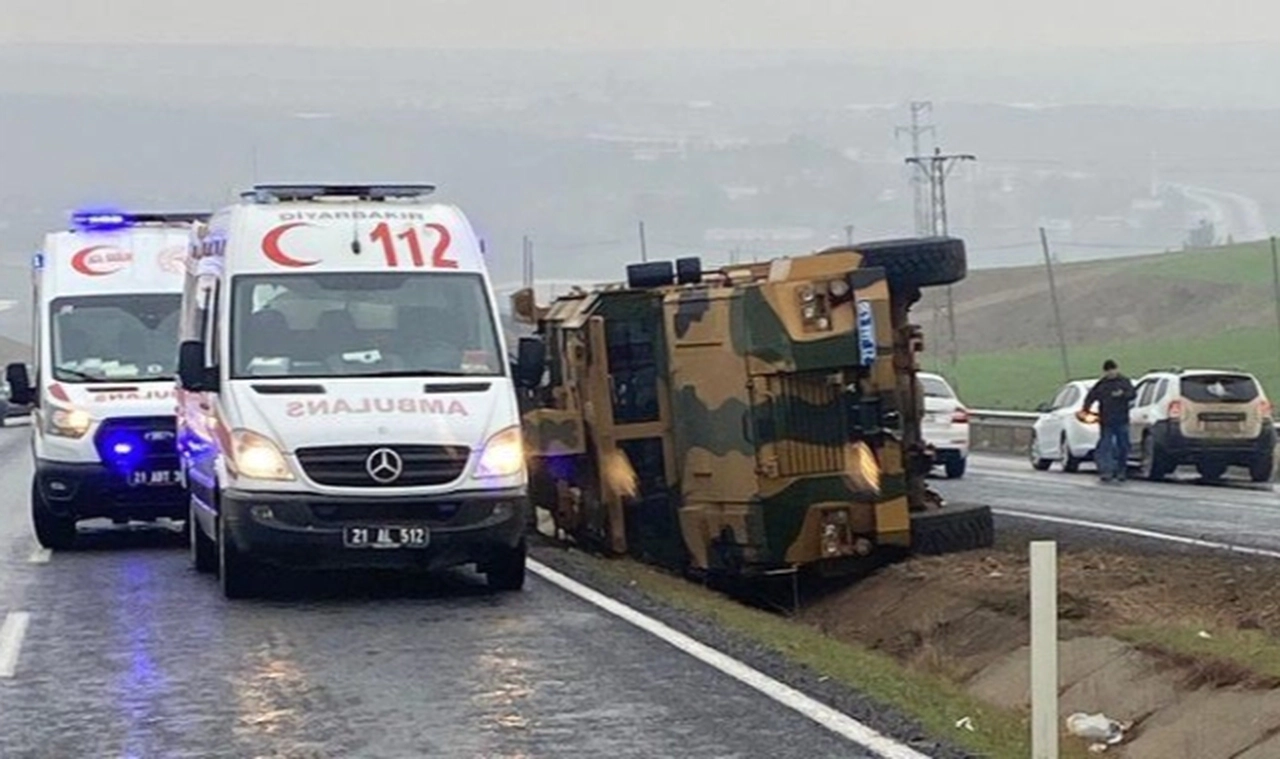 Diyarbakır'da askeri araç devrildi: 6 asker yaralandı
