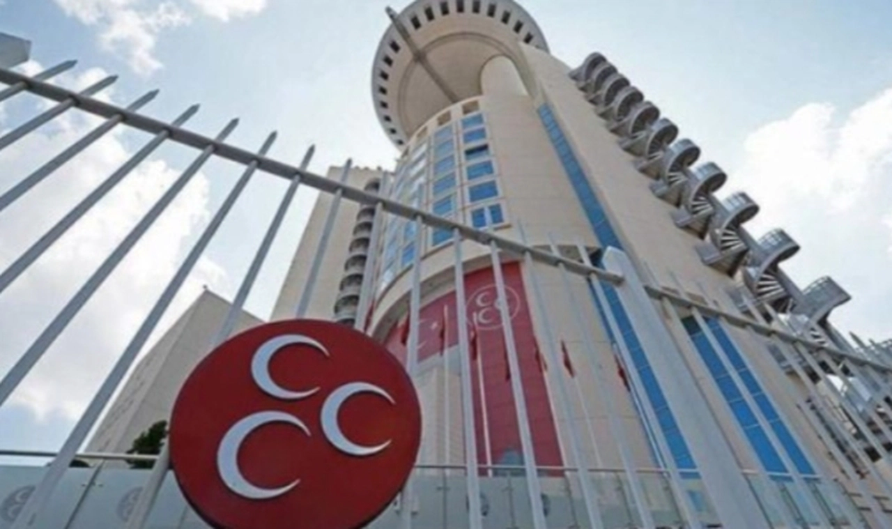 MHP’den BİM yöneticisine: “Edepsiz hortumcu salyalarını akıtmış”
