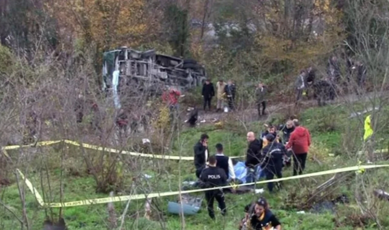 Zonguldak'ta öğrencileri taşıyan servis devrildi: 1 ölü, 19 yaralı