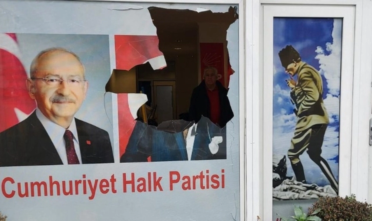 Almanya'da CHP ofisine saldırı