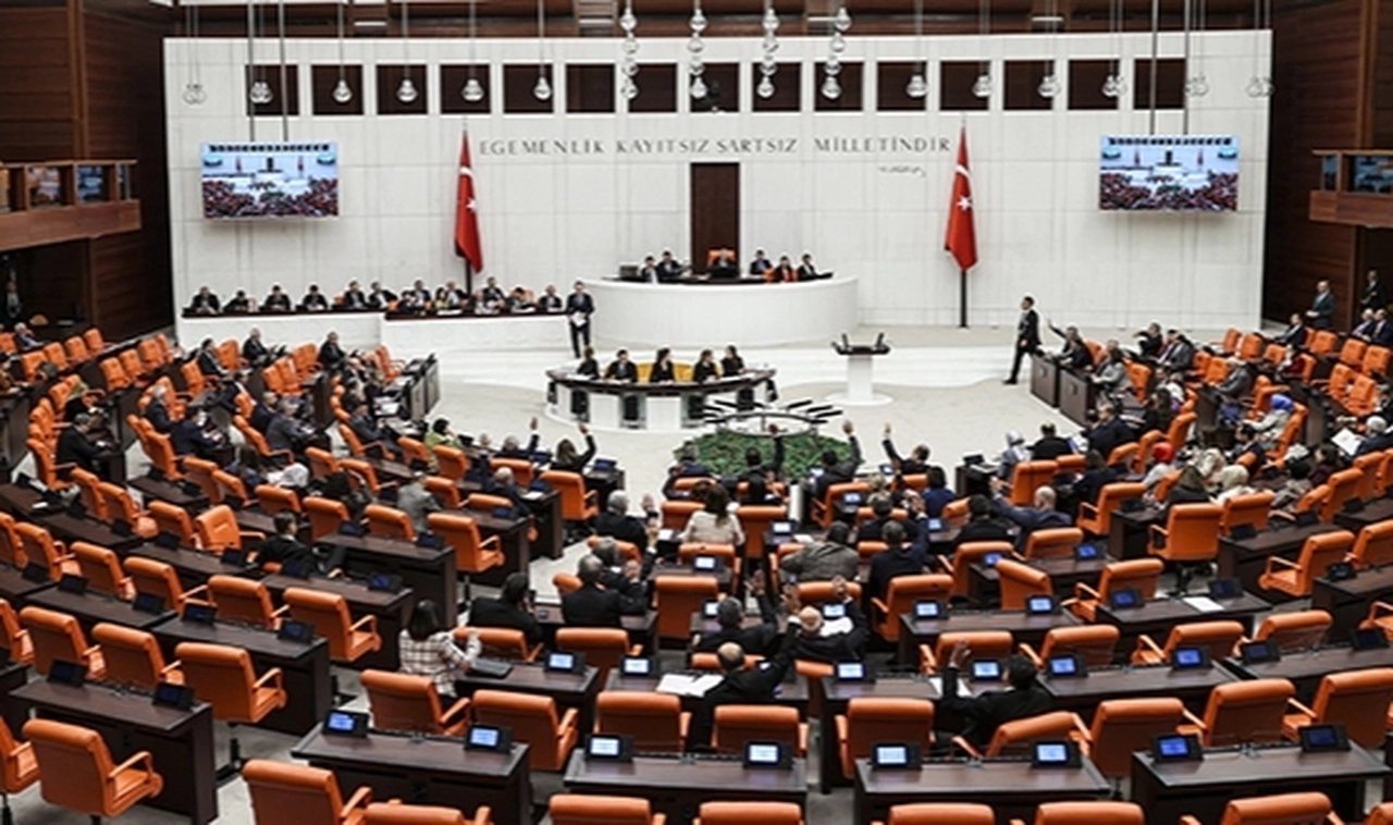 İşte TBMM'de yasalaşan sözleşmeliye kadro öngören Kanun'un tam metni