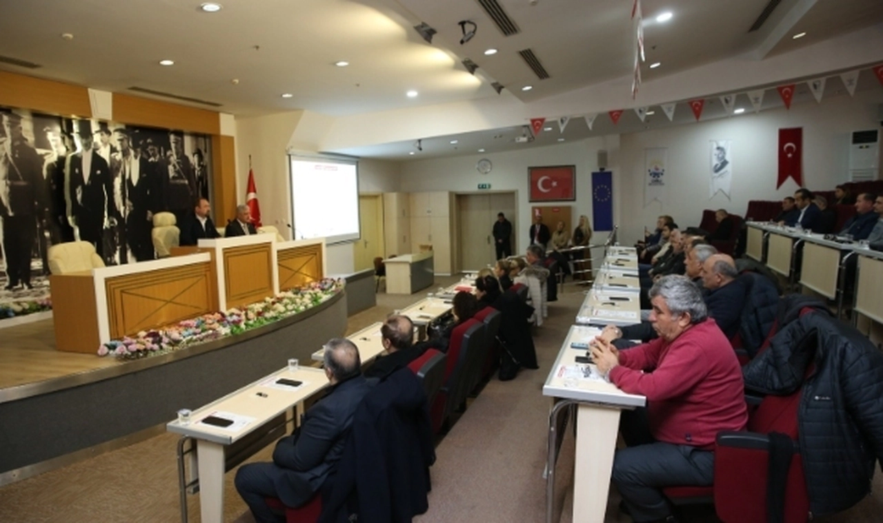 Başkan Gümrükçü Depremzedelerin Barınma İhtiyacı için Emlakçılarla Buluştu