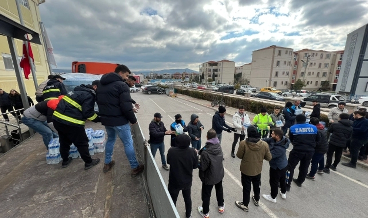 Bergama’dan depremzedelere gönderilen tır sayısı 11’e yükseldi
